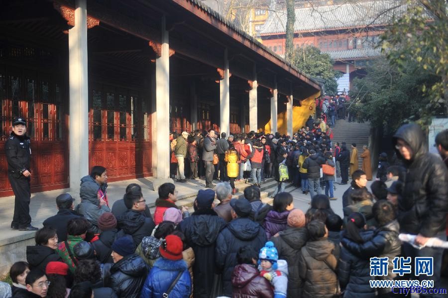 杭州灵隐寺免费发腊八粥 场面一度失控