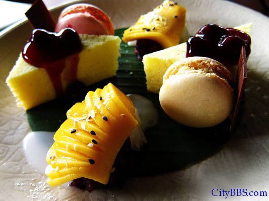 放着金箔的芒果饭