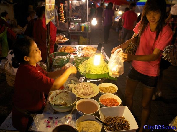 夜市　　清迈的夜间市场是相当热闹和拥挤，在这里您还可以品尝到当地独有的风味美食。 ...