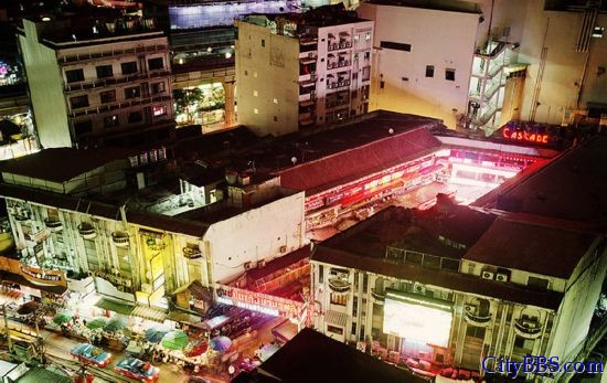　　“娜娜娱乐城”是曼谷最大的红灯区之一，这里坐落着40家“go-go bar”，其中四家为变性人“go-go bar” ...