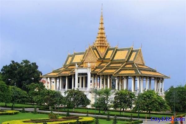 在柬埔寨必去的的景点除了吴哥窟之外，还有巴戎寺，金边皇家宫殿和杀戮场博物馆。 ...