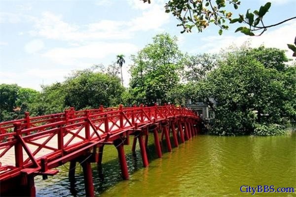 越南物价虽低，但风景绝美。河内和胡志明市是越南风景最秀丽的两座城市。在下龙湾欣赏海上胜景，感受浓郁的 ...