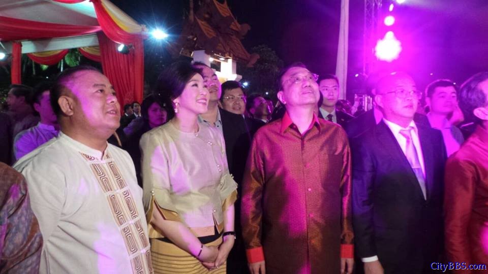 李克强在泰国总理英拉陪同下参观清迈国际园艺博览会