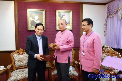 驻清迈总领事巢小良拜会清迈大学校长