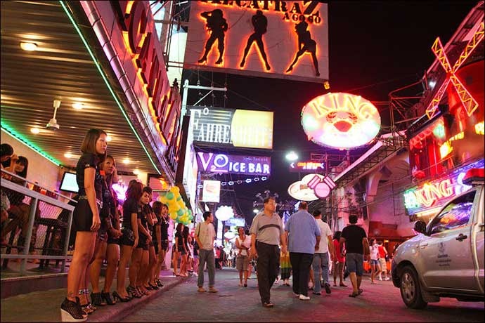 泰国红灯区的夜生活 豪放泰妹不喜聊天就爱开房