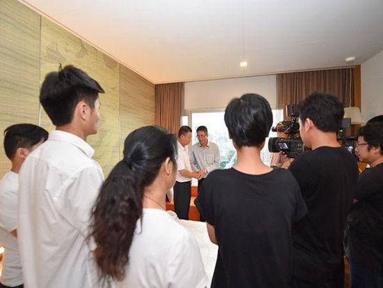 在泰国曼谷四面佛爆炸发生地点，中国驻泰国大使馆工作人员向遇难者默哀