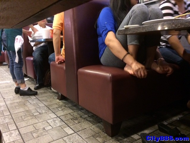 华裔女士这样吃大餐 邻桌洋人目瞪口呆