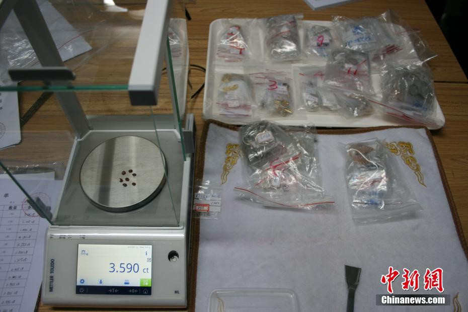 旅客行李箱拉杆内夹藏424克拉钻石过关被查