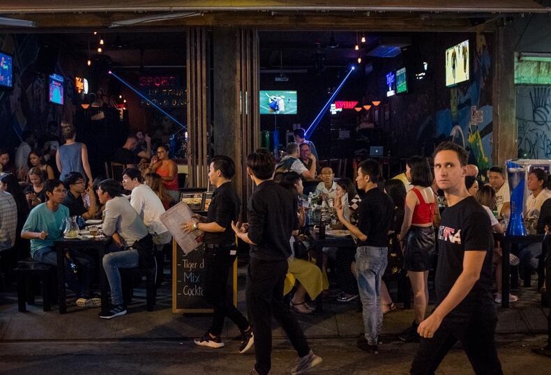 实拍越南夜生活，一边是纸醉灯谜，一边是艰难生活.jpg