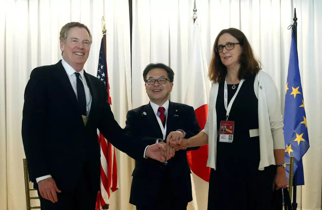 美国贸易代表罗伯特·莱特希泽（左）与日本经济产业大臣世耕弘成（中）及欧盟贸易专员马姆斯特罗姆（右） ...