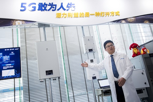工作人员介绍5G试验基站的射频单元