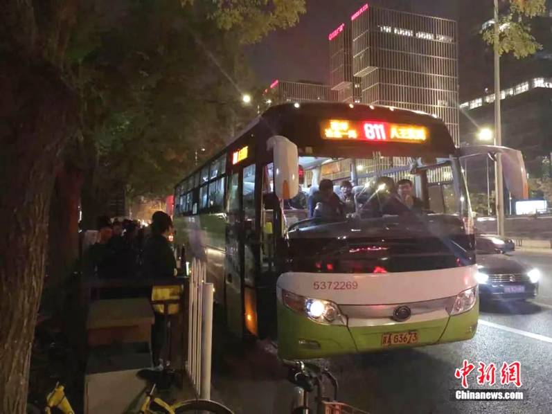 河北燕郊到北京：早晚通勤4小时 挤火车上班