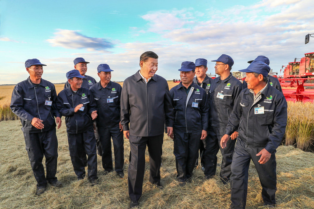 习近平主席与农民们在东北