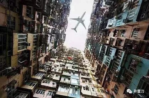 香港面临回归以来最严峻局面 李嘉诚去哪了