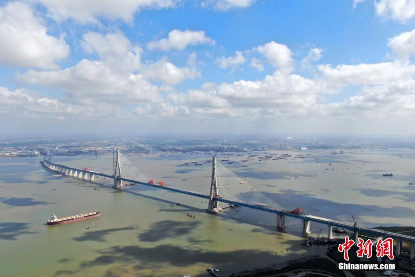 沪通长江大桥全桥合龙