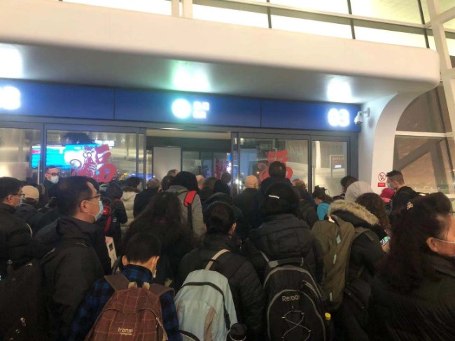 我搭上首班撤侨班机 挥别武汉父母 心情复杂