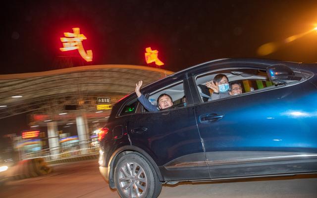  4月7日晚，一位旅客在武昌火车站站前广场上等待进站乘车