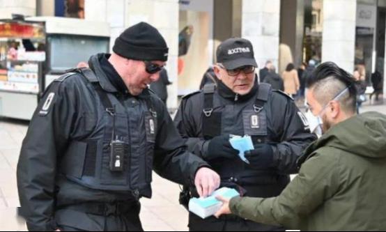 华人好心免费发口罩竟集体遭警察逮捕