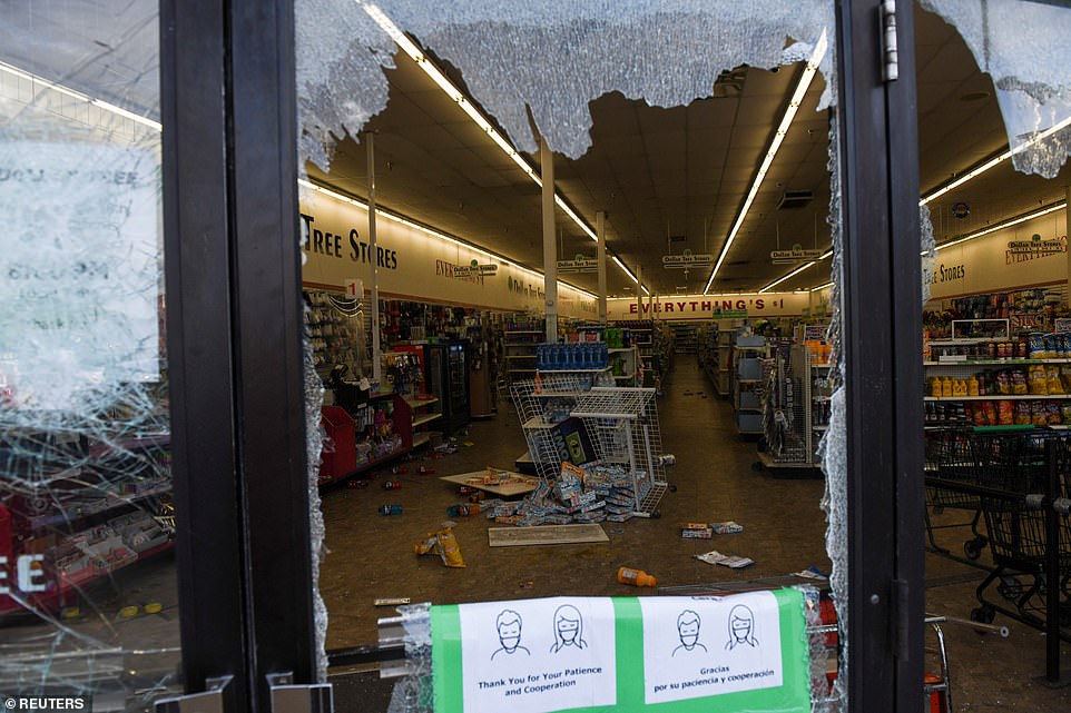 美国多地爆发骚乱：示威者打砸超市 焚烧国旗3.jpg