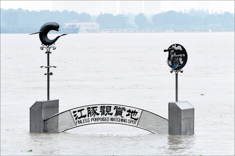 长江洪水高度又飙新高 地方开始炸堤泄洪.jpg