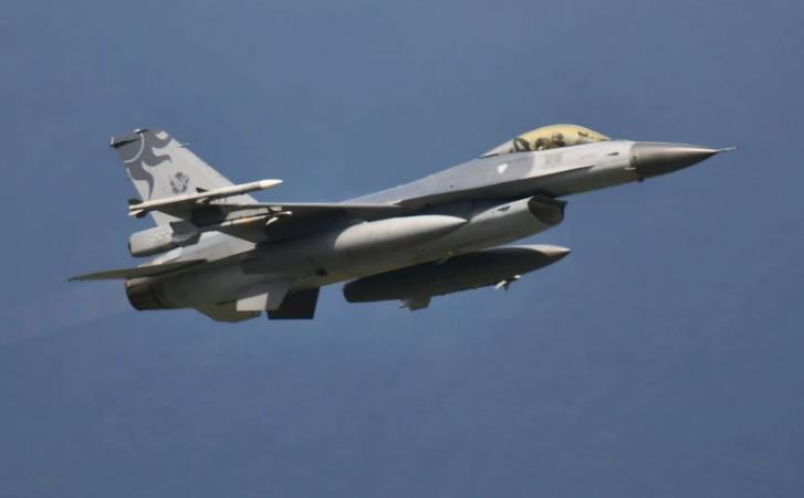 解放军18战机挂弹进台湾空域台战机紧急升空2.jpg