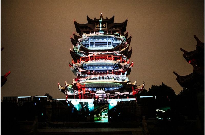 武汉黄鹤楼在十一假期期间举办灯光秀和夜游黄鹤楼活动