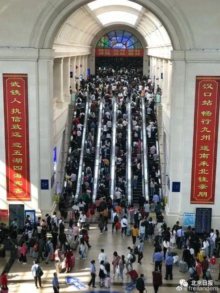 十一多地车站出现同一幕迟到的春运看哭网友5.jpg
