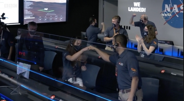 NASA办公室里瞬间被喝彩声淹没2.png
