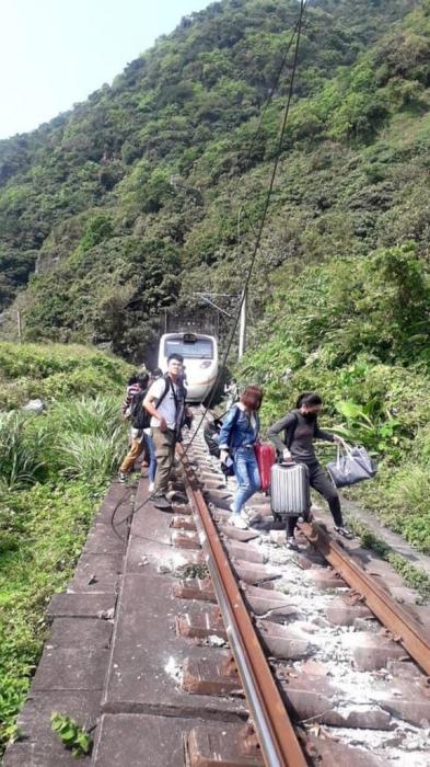 台铁一列车出轨36人无生命迹象72人等待救援