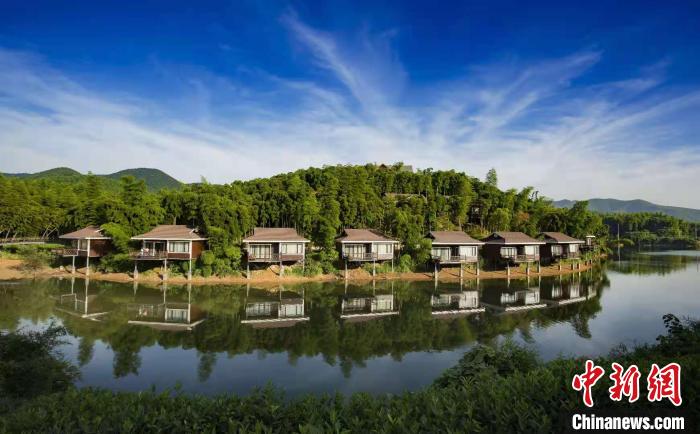 群山环抱的西塞山前木墅酒店