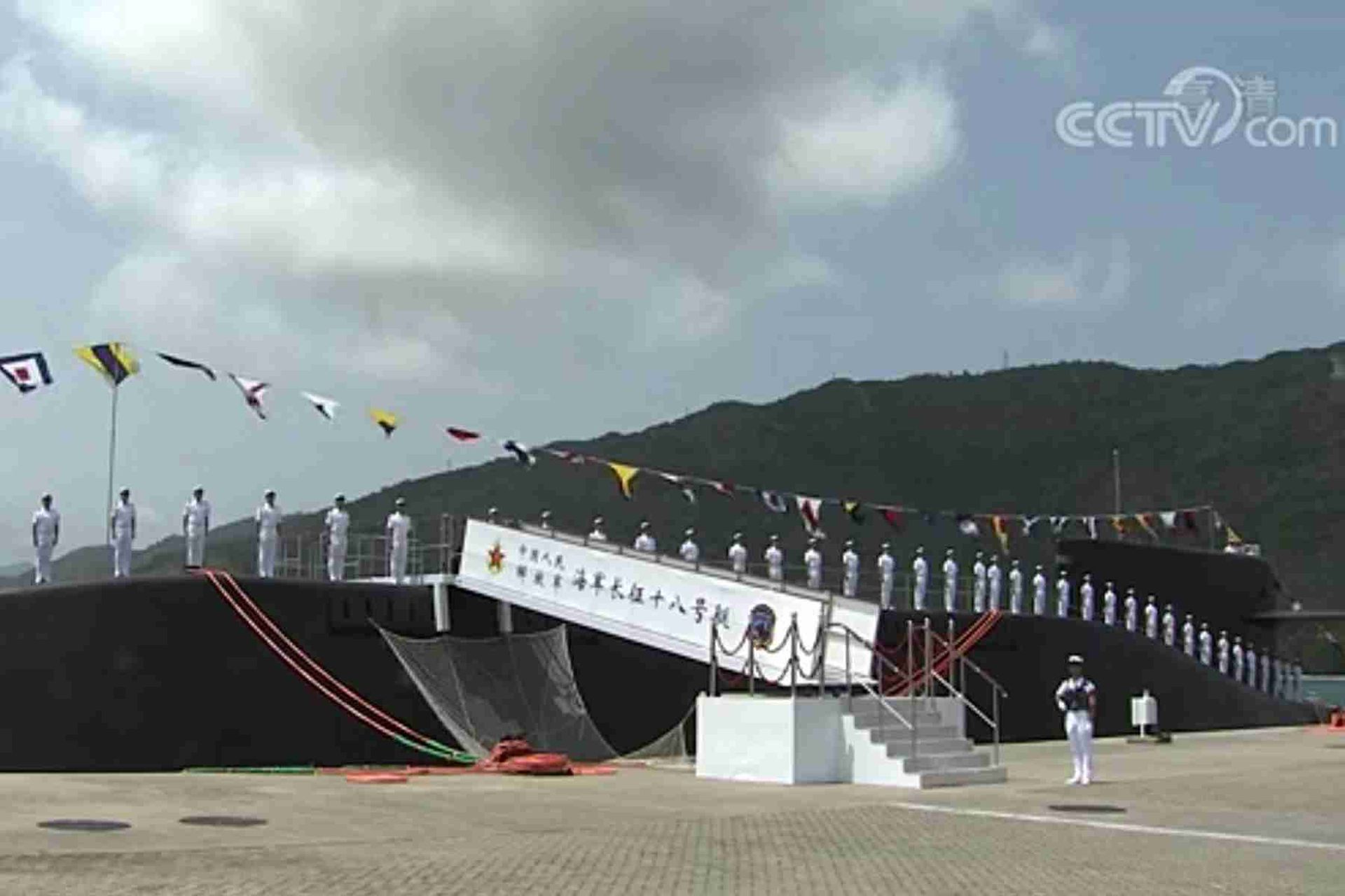 海军成立纪念日之际，三艘主战舰艇同时入列