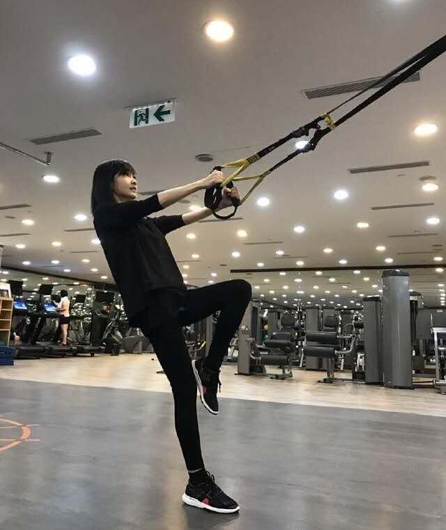 53岁女神周慧敏靠5招冻龄！坚持不打针整容