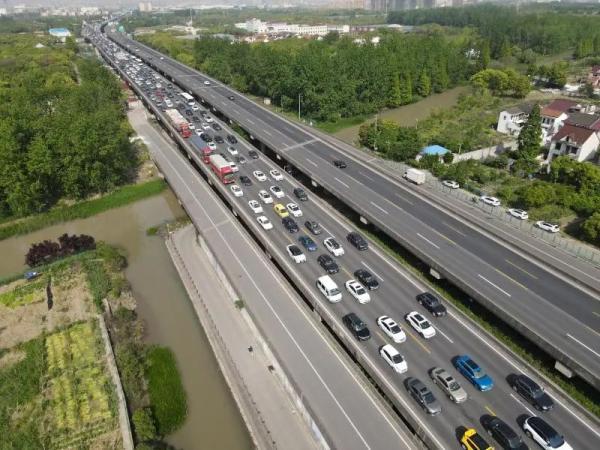 五一彻底爆了：断桥变人桥 长城红色预警 兵马俑只见人头不见俑
