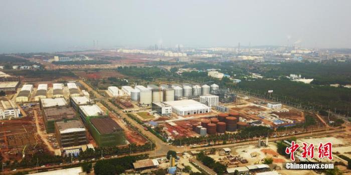 南洋浦经济发开区内各大项目正在加紧建设中