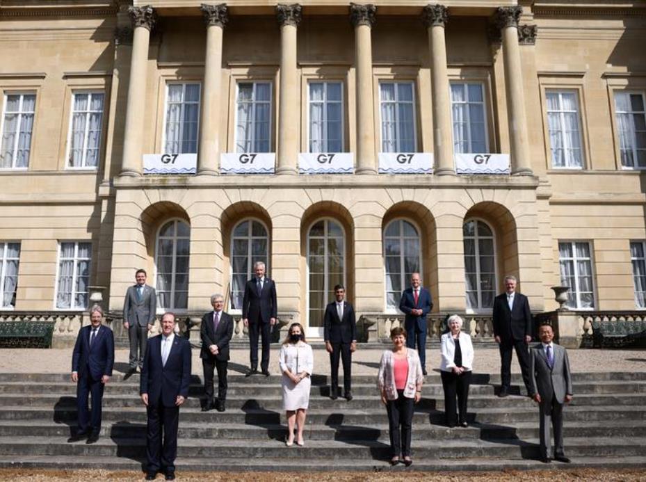 英国伦敦，七国集团财长会议与会者集体合影
