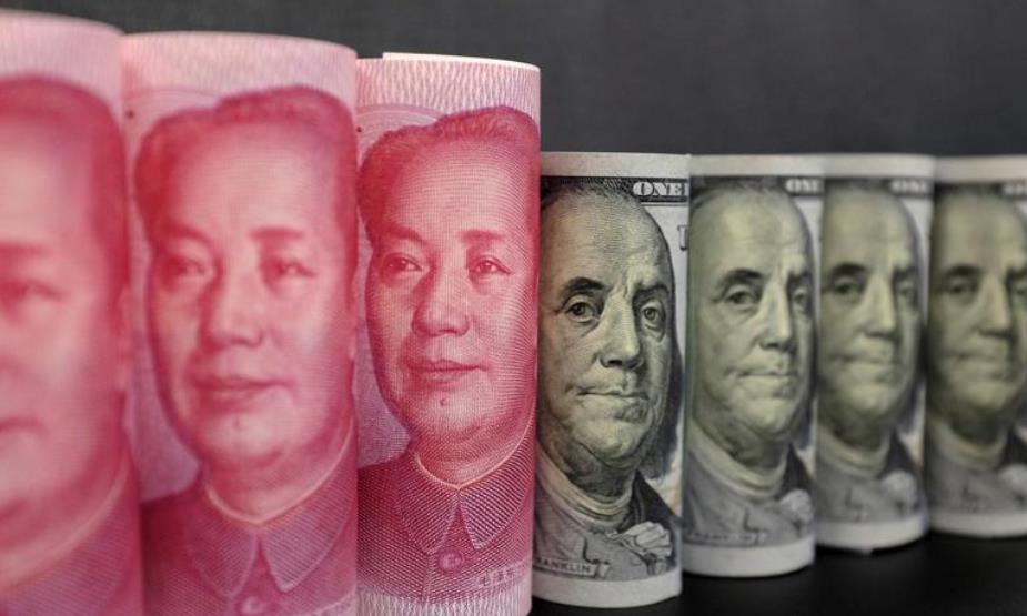 人民币和美元纸币摆拍