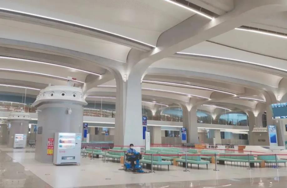 雄安高铁站候车室空间明亮通透