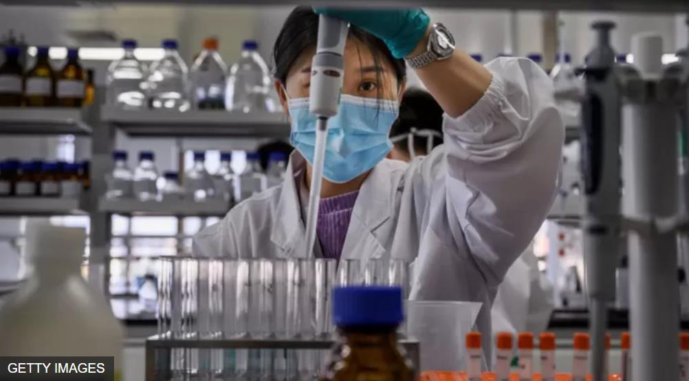 科兴生物技术公司的一名实验室技术人员正在研究疫苗
