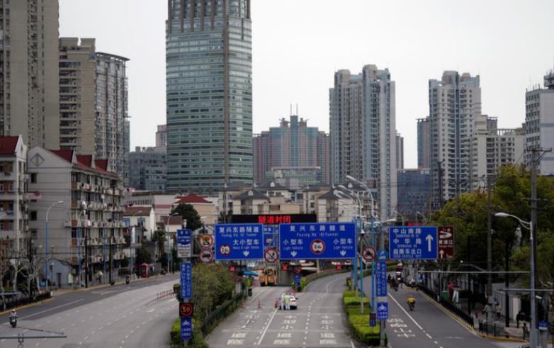 上海，警察身着防护服在通往浦东的一处隧道口执勤