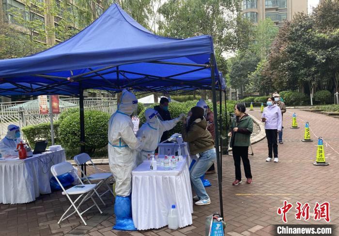 西安市南郊一小区内，民众进行核酸检测