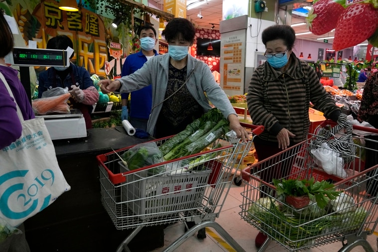 北京民众25日採购食材