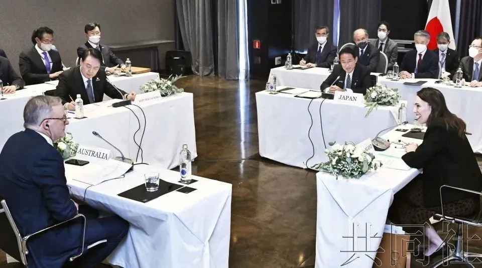 日本首相岸田文雄（右内侧起顺时针）、新西兰总理阿德恩、澳大利亚总理阿尔巴尼斯、韩国总统尹锡悦 ...
