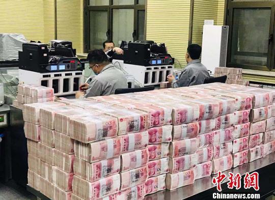银行点钞员在工作