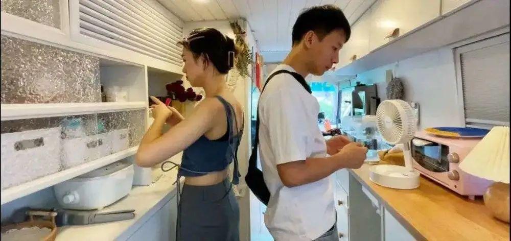 张希和女朋友准备上班 