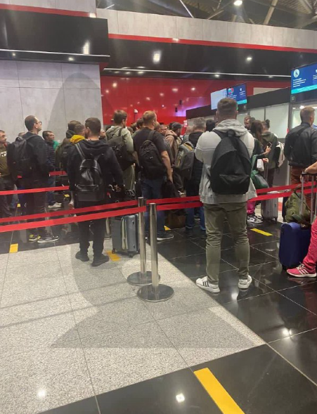 离境旅客在边检通道等待放行