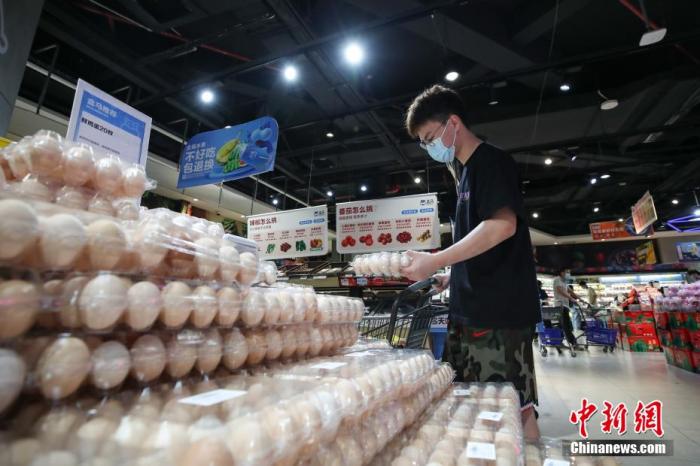 市民在贵阳市花溪区盒马鲜生门店选购鸡蛋