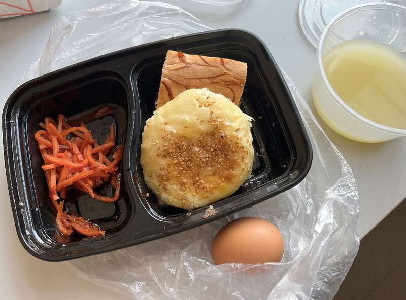 包头市隔离点为同学们准备了营养均衡、肉蛋菜和水果一应俱全的一日三餐