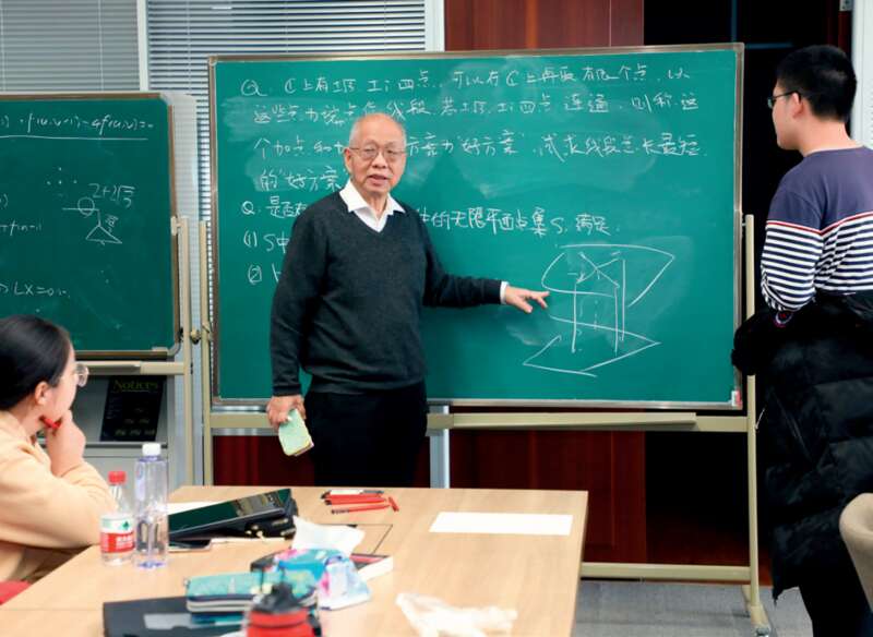 丘成桐与求真书院学生交流（2022 年 3 月摄