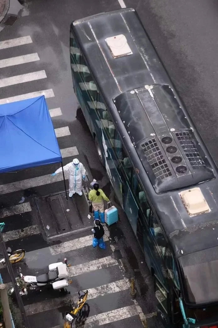 市民搭乘转运大巴