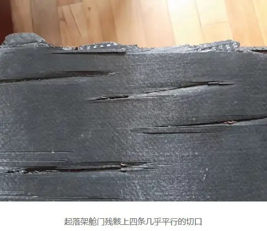 耳轴门上的四个准平行的划痕